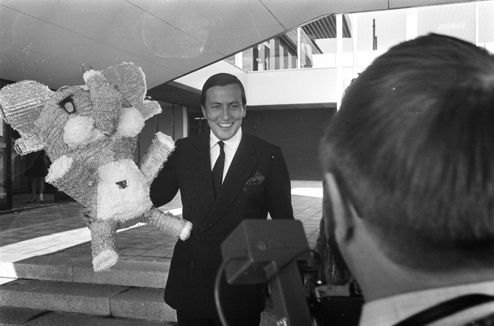 Aankomst prinses Beatrix en prins Claus op Schiphol. Prinses Beatrix en prins Cl, Bestanddeelnr 921-2960