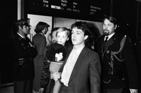 Aankomst Paul McCartney op Schiphol na uitwijzing door Japan i.v.m. bezit marihu, Bestanddeelnr 930-6403