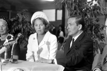 Aankomst prinses Beatrix en Claus op Schiphol uit de West prinses Beatrix en Cla, Bestanddeelnr 919-4099