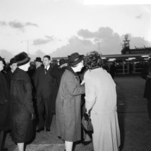 Aankomst prinses Beatrix op Schiphol uit Canada, prinses Beatrix in gesprek met , Bestanddeelnr 911-8481