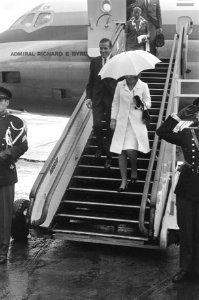 Aankomst prinses Beatrix en Claus op Schiphol uit de West, Bestanddeelnr 919-4103