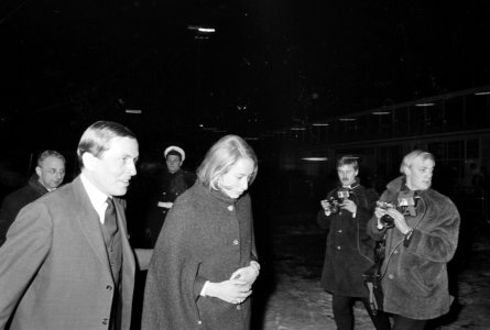 Aankomst prinses Margarethe van Denemarken en Graaf Henri op Schiphol, nummer 13, Bestanddeelnr 919-9560