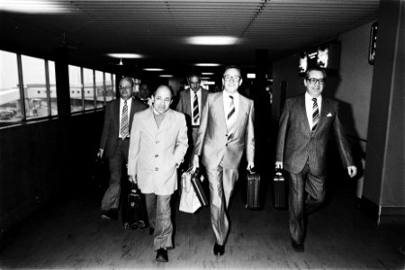 Aankomst parlementaire delegatie op Schiphol na werkbezoek aan de Nederlandse An, Bestanddeelnr 930-6534