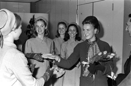 Aankomst prinses Irene en prins Charles op Schiphol. Prinses Irene brengt bloeme, Bestanddeelnr 921-2908