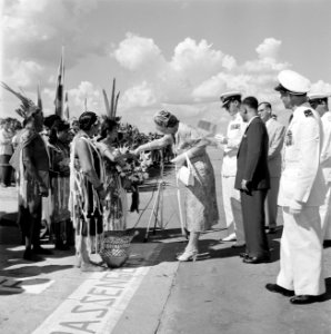 Aankomst van koningin en prins op het vliegveld Zanderij. Begroeting door indian, Bestanddeelnr 252-4193