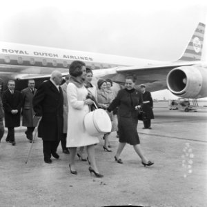 Aankomst prinses Sophie de Bourbon op Schiphol, afgehaald door prinses Margriet , Bestanddeelnr 918-8587