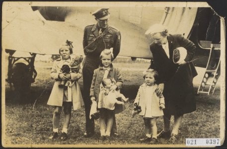 Aankomst prinses Juliana en haar drie dochters in Nederland op vliegveld Teuge ., Bestanddeelnr 021-0397