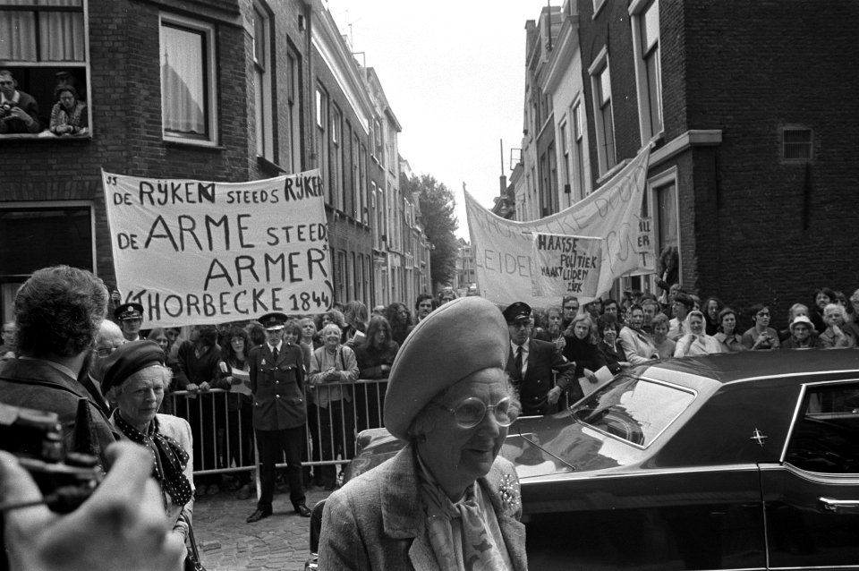 Aankomst van koningin Juliana bij de Pieterskerk, achter hen demonstranten met e, Bestanddeelnr 925-6425
