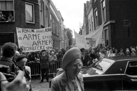 Aankomst van koningin Juliana bij de Pieterskerk, achter hen demonstranten met e, Bestanddeelnr 925-6425