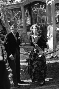 Aankomst van koningin Beatrix en prins Claus bij de Ridderzaal op het Binnenhof, Bestanddeelnr 932-7055