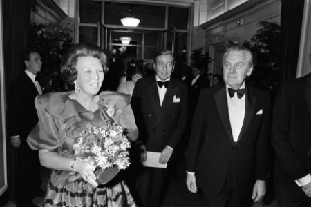 Aankomst van koningin Beatrix en Prins Claus, rechts voorzitter van de stichting, Bestanddeelnr 932-7473