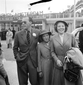 Aankomst Prinses Beatrix en Prinses Irene op Schiphol uit USA en Canada, Bestanddeelnr 905-9207