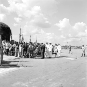 Aankomst van koningin en prins op het vliegveld Zanderij. Begroeting door indian, Bestanddeelnr 252-4189