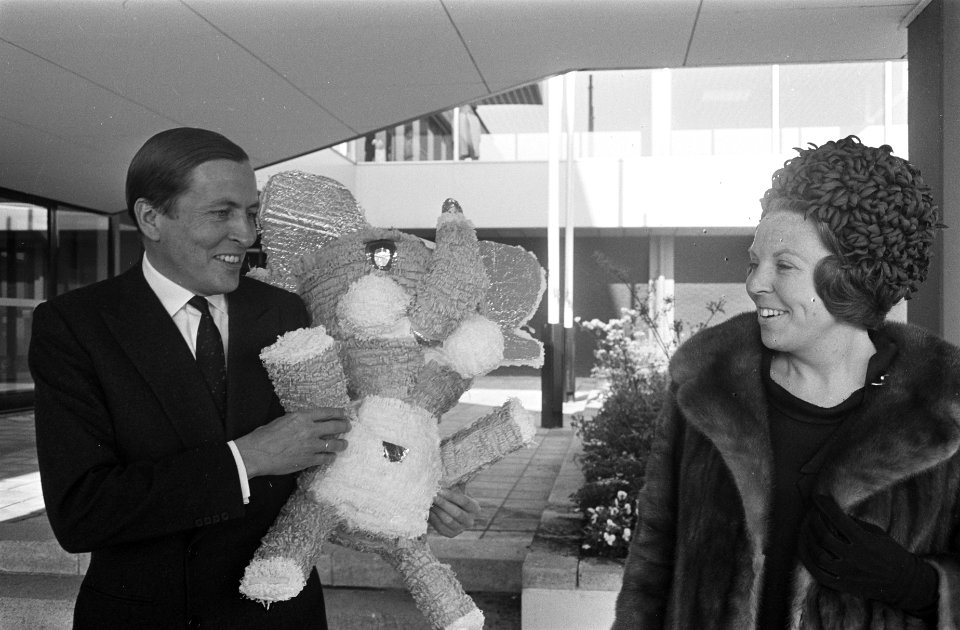 Aankomst prinses Beatrix en prins Claus op Schiphol. Prinses Beatrix en prins Cl, Bestanddeelnr 921-2959