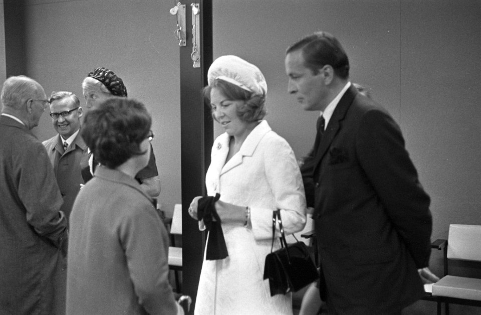 Aankomst prinses Beatrix en prins Claus op Schiphol, Bestanddeelnr 919-4135