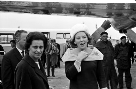 Aankomst Prinses Beatrix uit Wenen op Schiphol, Prinses Beatrix, Bestanddeelnr 917-8411