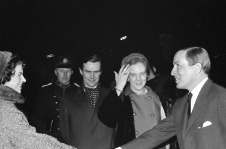Aankomst prinses Margarethe van Denemarken en Graaf Henri op Schiphol, nummer 7 , Bestanddeelnr 919-9561