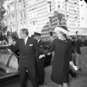 Aankomst prinses Beatrix en Claus von Amsberg bij het Concertgebouw, Bestanddeelnr 918-3374
