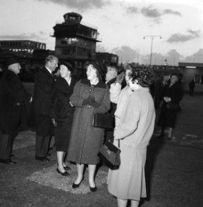 Aankomst prinses Beatrix op Schiphol uit Canada, prinses Beatrix in gesprek met , Bestanddeelnr 911-8480
