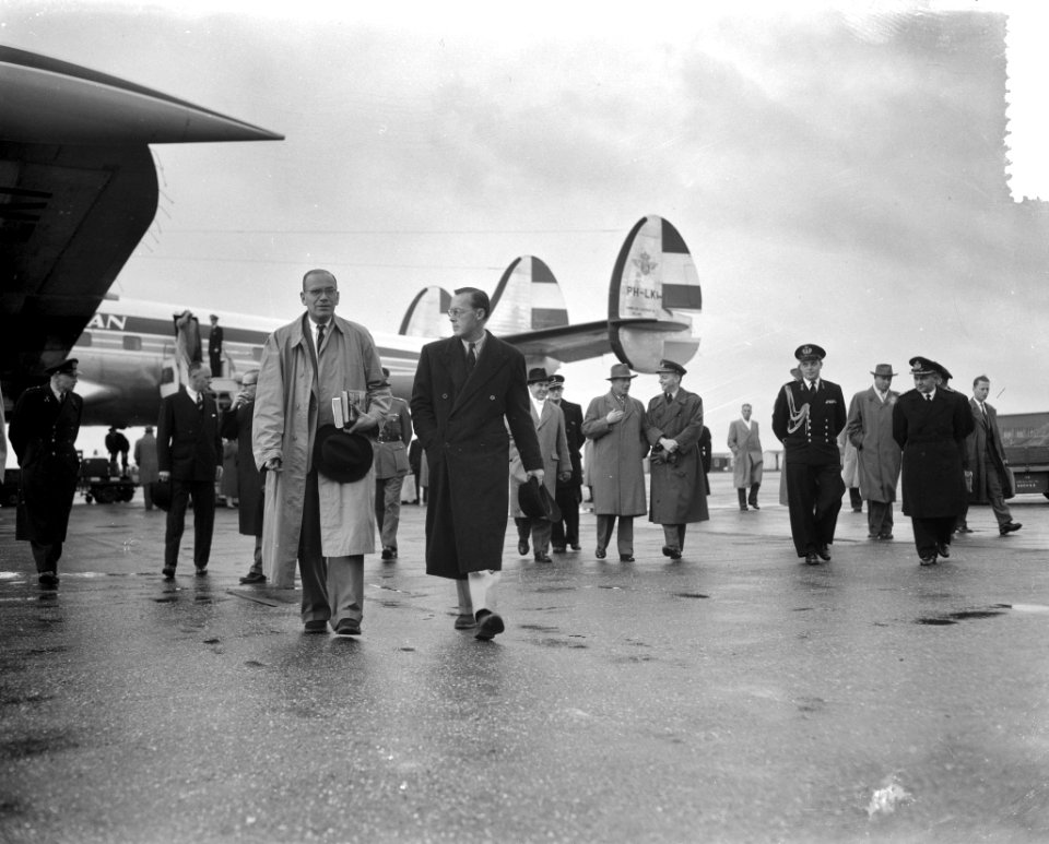Aankomst Prins Bernhard op Schiphol uit New York Met dr de Graaf , particulie, Bestanddeelnr 908-1185