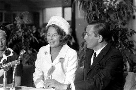 Aankomst prinses Beatrix en Claus op Schiphol uit de West prinses Beatrix en Cla, Bestanddeelnr 919-4100