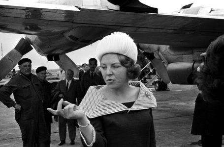 Aankomst Prinses Beatrix uit Wenen op Schiphol, Bestanddeelnr 917-8410 photo