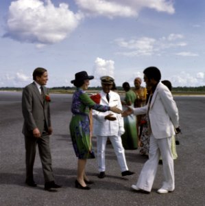 Aankomst Prinses Beatrix en Prins Claus in Paramaribo en verblijf begroeting me, Bestanddeelnr 254-9725
