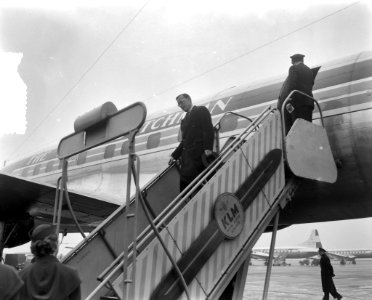 Aankomst Prins Bernhard op Schiphol na reis uit Amerika, Bestanddeelnr 908-3837