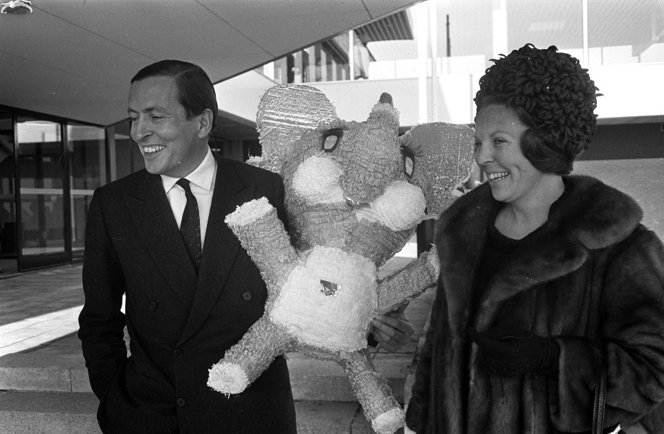 Aankomst prinses Beatrix en prins Claus op Schiphol. Met cadeau voor hun zoon, Bestanddeelnr 921-2958