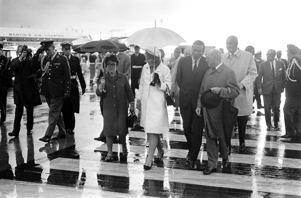 Aankomst prinses Beatrix en Claus op Schiphol uit de West links prinses Christin, Bestanddeelnr 919-4097