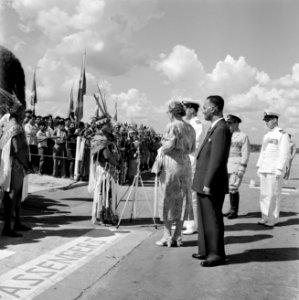 Aankomst van koningin en prins op het vliegveld Zanderij. Begroeting door indian, Bestanddeelnr 252-4191