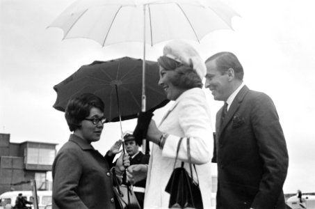Aankomst prinses Beatrix en Claus op Schiphol uit de West v.l.n.r. prinses Chris, Bestanddeelnr 919-4098
