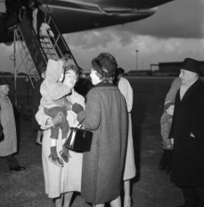 Aankomst prinses Beatrix op Schiphol uit Canada, prinses Beatrix in gesprek met , Bestanddeelnr 911-8482