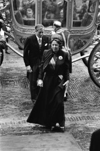 Aankomst van koningin Beatrix en prins Claus op Binnenhof, Bestanddeelnr 932-3341