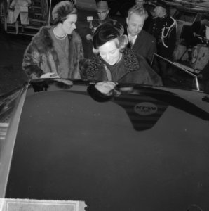 Aankomst Prinses Beatrix op Schiphol, de Prinses bekijkt haar spiegelbeeld in de, Bestanddeelnr 917-2162