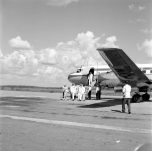 Aankomst van koningin en prins op het vliegveld Zanderij in Suriname, Bestanddeelnr 252-4188
