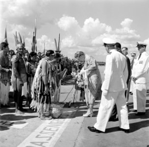 Aankomst van koningin en prins op het vliegveld Zanderij. Begroeting door indian, Bestanddeelnr 252-4194
