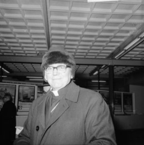 Aankomst van kardinaal Alfrink op Schiphol, afkomstig uit Rome bisschop draagt , Bestanddeelnr 918-5454
