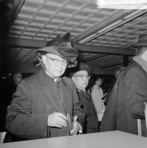 Aankomst van kardinaal Alfrink op Schiphol, afkomstig uit Rome de kardinaal ter, Bestanddeelnr 918-5453