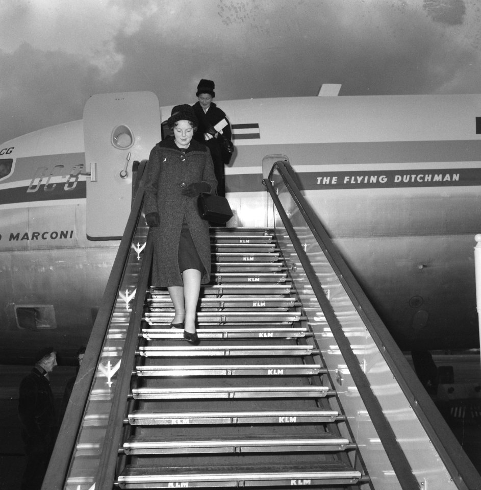 Aankomst Prinses Beatrix op Schiphol uit Canada, Prinses Beatrix verlaat het vli, Bestanddeelnr 911-8483