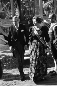 Aankomst van koningin Beatrix en prins Claus bij de Ridderzaal op het Binnenhof, Bestanddeelnr 932-7057
