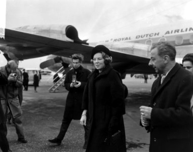 Aankomst Prinses Beatrix op Schiphol, per auto vertrokken naar Soestdijk, Bestanddeelnr 917-2160