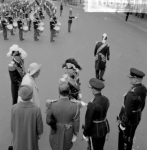 Aankomst van koning Olav voor het Centraal Station, Bestanddeelnr 916-8558