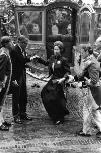 Aankomst van koningin Beatrix en prins Claus op het Binnenhof, Bestanddeelnr 932-3340