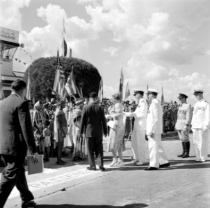 Aankomst van koningin en prins op het vliegveld Zanderij. Begroeting door indian, Bestanddeelnr 252-4190