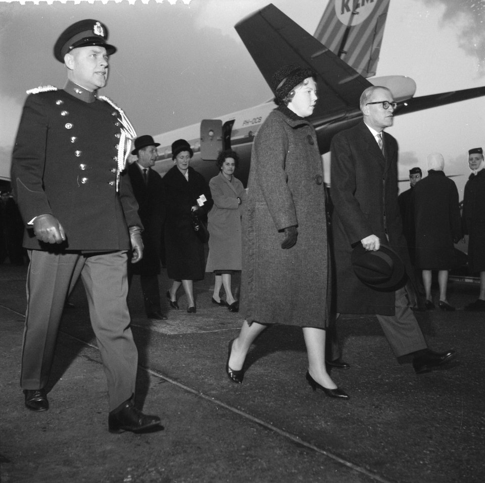 Aankomst Prinses Beatrix op Schiphol uit Canada, Bestanddeelnr 911-8466
