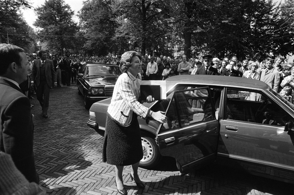 Aankomst van koningin Beatrix bij Paleis Lange Voorhout, Bestanddeelnr 931-6351
