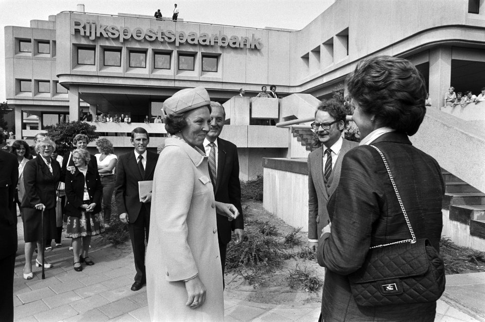 Aankomst van Koningin Beatrix en staatssecretaris Smit-Kroes bij het administrat, Bestanddeelnr 931-6546