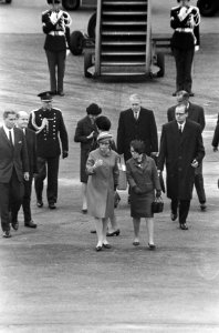 Aankomst prinses Christina uit Zweden, afgehaald door prinses Christina (rechts), Bestanddeelnr 918-8518