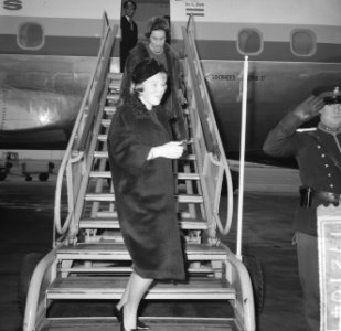 Aankomst Prinses Beatrix op Schiphol, Prinses Beatrix vliegtuigtrap, Bestanddeelnr 917-2164